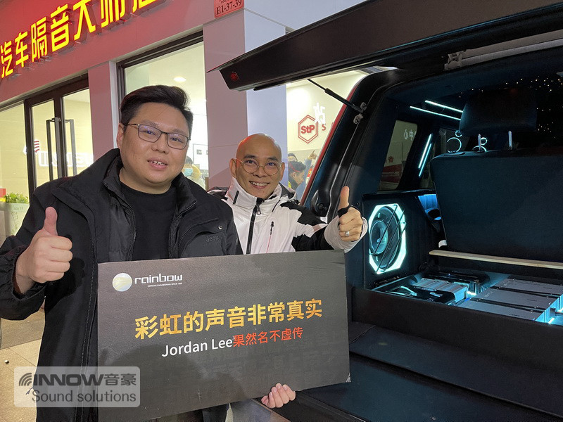 50車主（右）與調(diào)音師合影.JPG
